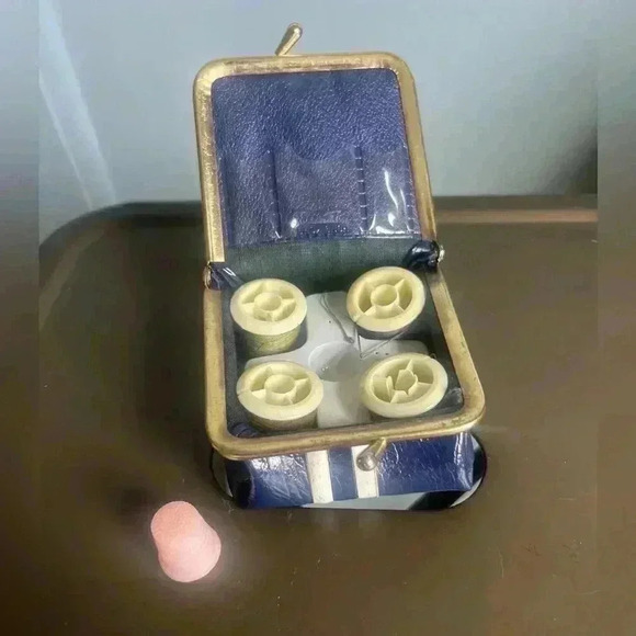 Vintage travel sewing kit. - Picture 3 of 4